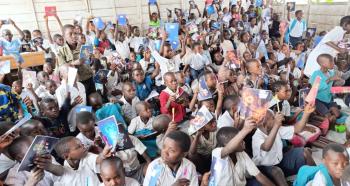 Don de l'ONG Fogeka aux enfants